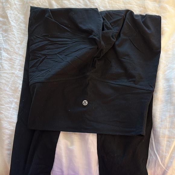 Lululemon. Size 6. Black ribbed leggings. 25 inch. - Picture 3 of 5